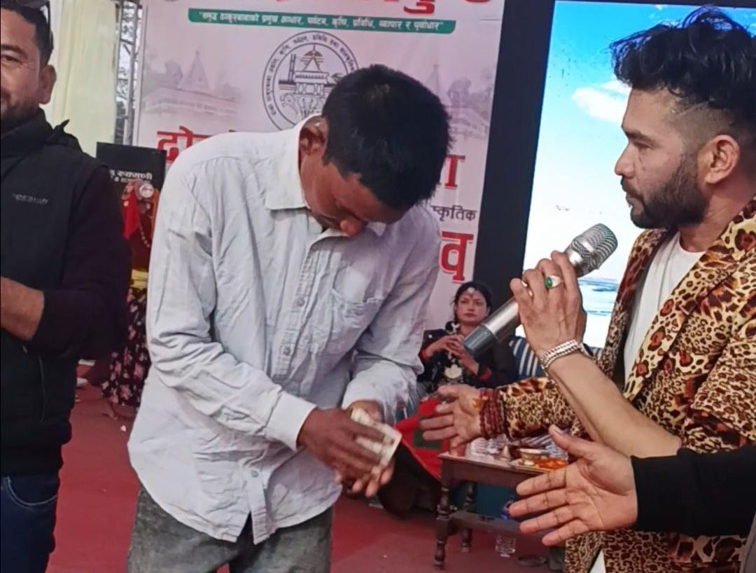 कलाकार कमल बिसी ‘माल्दाइ’द्वारा वन्यजन्तु पीडितलाई आर्थिक सहयोग